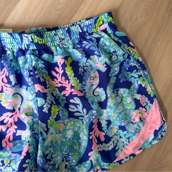 Lilly Pulitzer Luxletic Shorts S Sea Turtle Coral - Picture 2 of 6